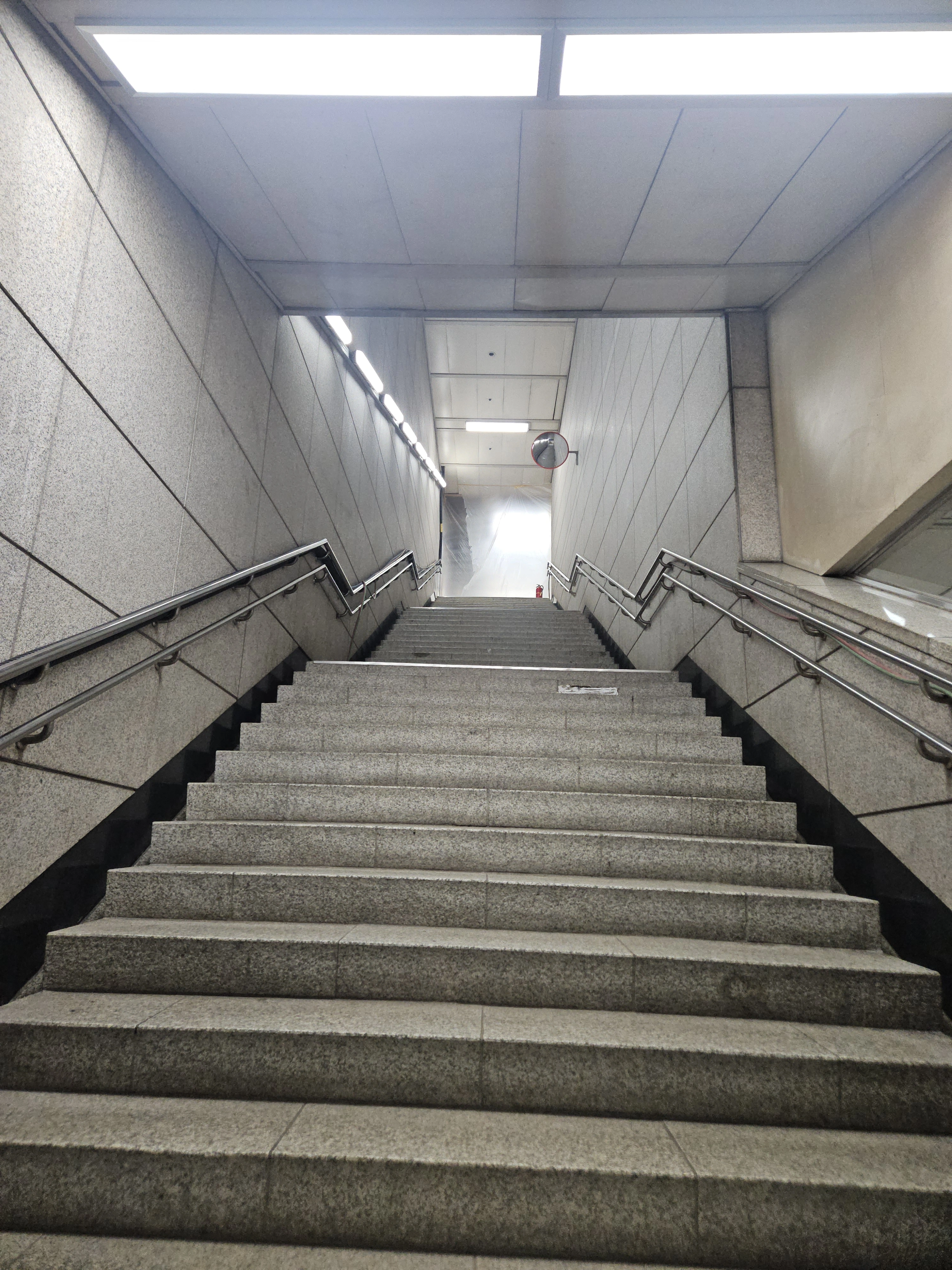 지하 대리석 계단 버너 처리 전 미끄럼 위험 상태