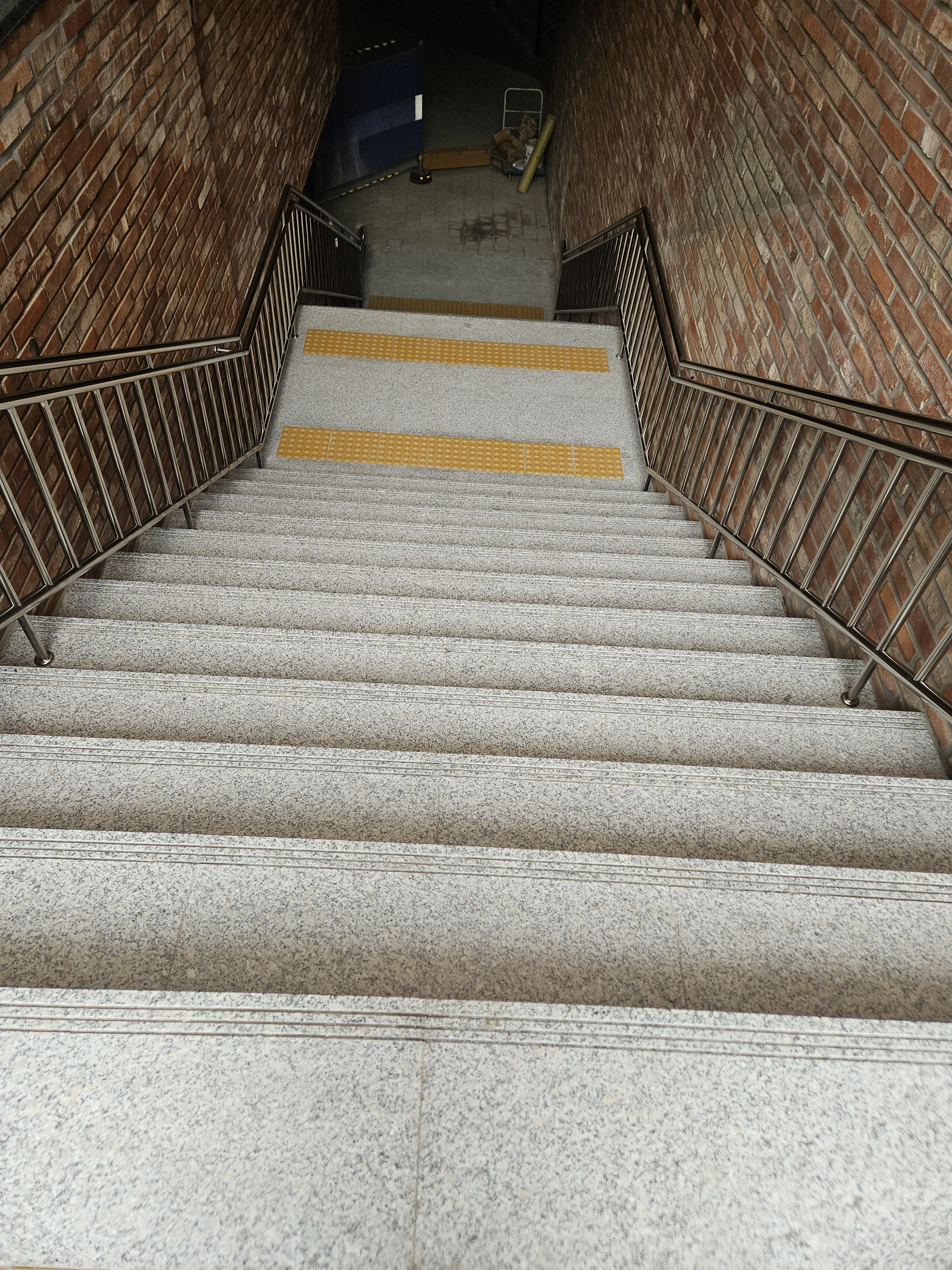 지하 화강석 계단 버너 시공 후 밝고 논슬립 효과